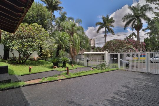 Garagem de casa para alugar com 4 quartos, 424m² em Morada da Colina, Uberlândia