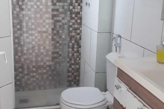 Banheiro de apartamento para alugar com 2 quartos, 69m² em Brasilândia, São Gonçalo