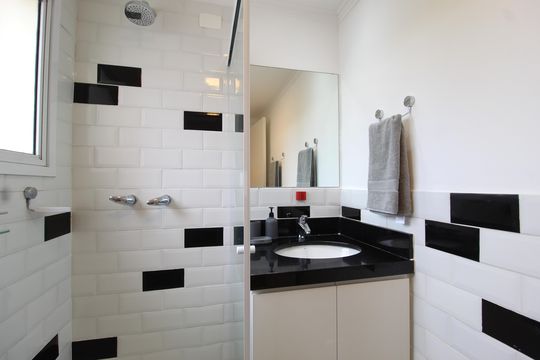 Banheiro da Suíte 1 de apartamento para alugar com 2 quartos, 70m² em Itaim Bibi, São Paulo