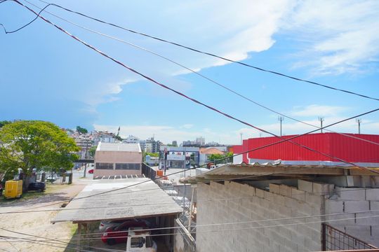 Vista de casa à venda com 4 quartos, 102m² em Medianeira, Porto Alegre