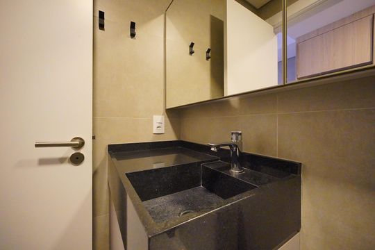 Banheiro de kitnet/studio para alugar com 1 quarto, 31m² em Trindade, Florianópolis