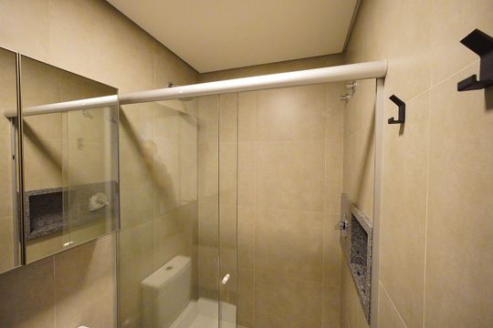 Banheiro de kitnet/studio para alugar com 1 quarto, 31m² em Trindade, Florianópolis