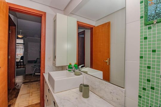 Banheiro de apartamento para alugar com 1 quarto, 45m² em Petrópolis, Porto Alegre