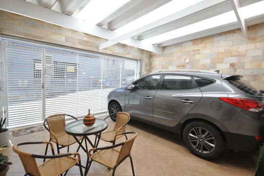 Garagem de casa à venda com 4 quartos, 234m² em Vila Constança, São Paulo