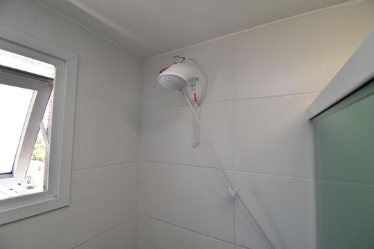 Banheiro  de kitnet/studio à venda com 1 quarto, 27m² em Cristo Rei, Curitiba