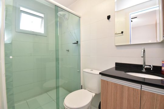 Banheiro  de kitnet/studio à venda com 1 quarto, 27m² em Cristo Rei, Curitiba