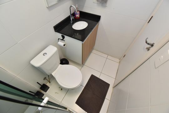 Banheiro  de kitnet/studio à venda com 1 quarto, 27m² em Cristo Rei, Curitiba