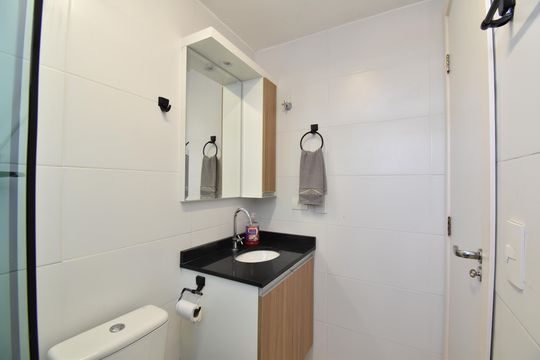 Banheiro  de kitnet/studio à venda com 1 quarto, 27m² em Cristo Rei, Curitiba