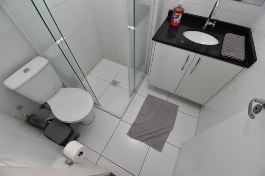 Banheiro de apartamento à venda com 1 quarto, 27m² em Cristo Rei, Curitiba