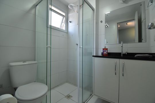 Banheiro de apartamento à venda com 1 quarto, 27m² em Cristo Rei, Curitiba