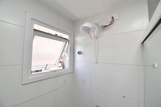Banheiro de apartamento à venda com 1 quarto, 27m² em Cristo Rei, Curitiba