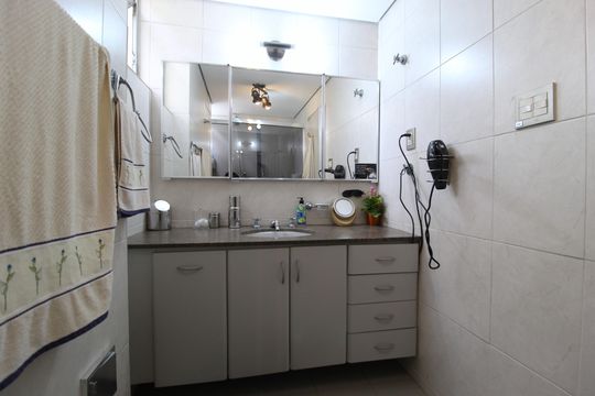 Banheiro Social de apartamento à venda com 3 quartos, 140m² em Itaim Bibi, São Paulo