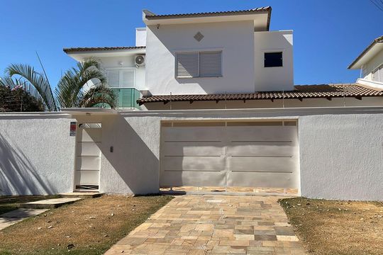 Casa para alugar com 4 quartos, 330m² em Jardim Karaíba, Uberlândia
