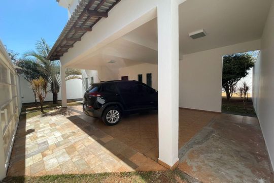 Casa para alugar com 4 quartos, 330m² em Jardim Karaíba, Uberlândia