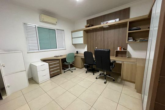 Casa para alugar com 4 quartos, 330m² em Jardim Karaíba, Uberlândia