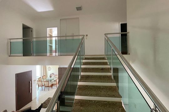Casa para alugar com 4 quartos, 330m² em Jardim Karaíba, Uberlândia