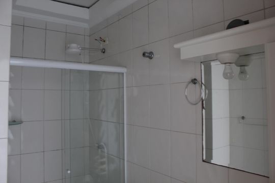 Banheiro de casa de condomínio para alugar com 2 quartos, 125m² em Parque Rincao, Cotia