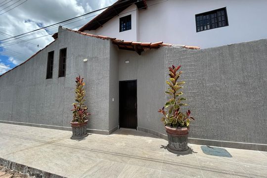 Fachada de casa de condomínio para alugar com 7 quartos, 450m² em Jardim Botânico, Brasília