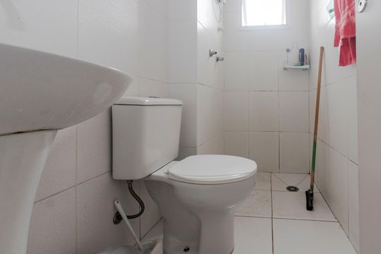 Banheiro de apartamento para alugar com 2 quartos, 50m² em Parque Maria Helena, São Paulo