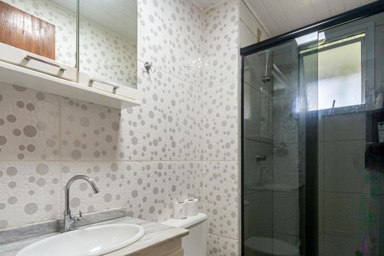 Banheiro de apartamento para alugar com 2 quartos, 54m² em Centro, Viamão