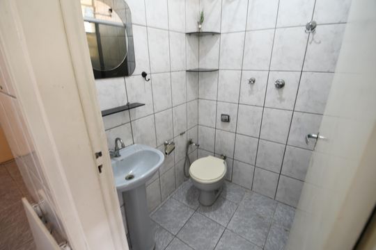 Banheiro de kitnet/studio para alugar com 1 quarto, 36m² em Centro, Campinas