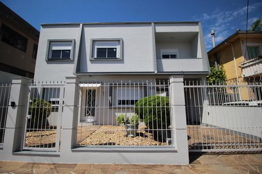 Fachada de casa à venda com 3 quartos, 310m² em São Geraldo, Porto Alegre