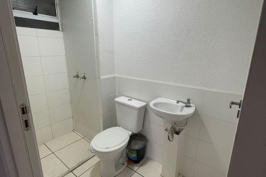Banheiro de apartamento para alugar com 2 quartos, 42m² em Santa Cruz, Rio de Janeiro