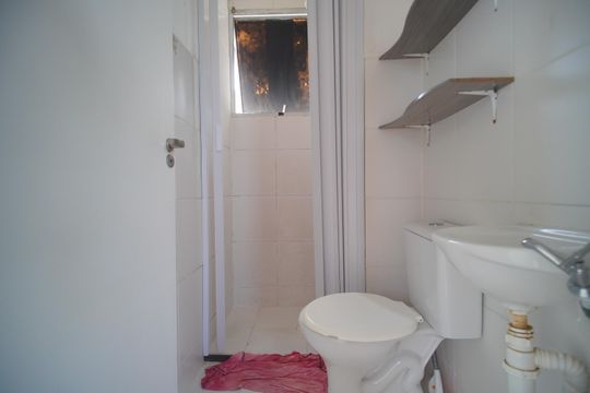 Banheiro de apartamento à venda com 2 quartos, 42m² em Santos Dumont, São Leopoldo