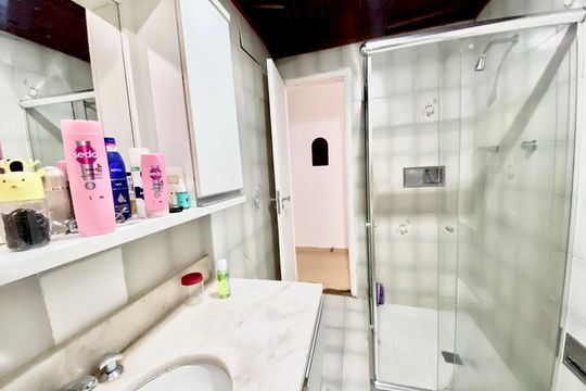 Banheiro social  de apartamento à venda com 3 quartos, 190m² em Copacabana, Rio de Janeiro