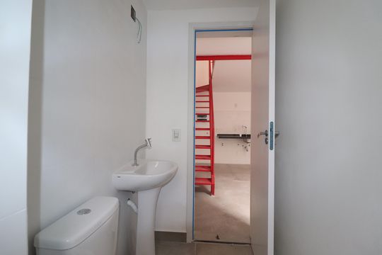Banheiro de apartamento à venda com 1 quarto, 52m² em Santa Terezinha, Santo André