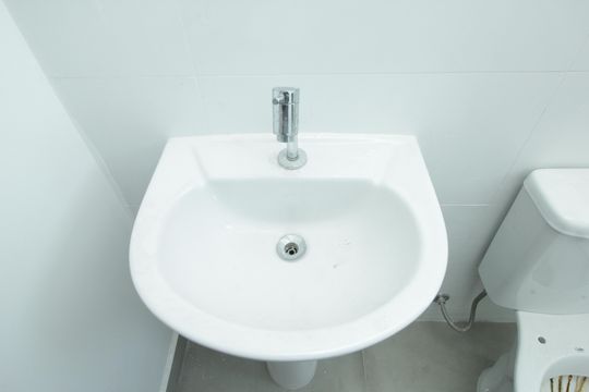 Banheiro de kitnet/studio para alugar com 1 quarto, 52m² em Santa Terezinha, Santo André