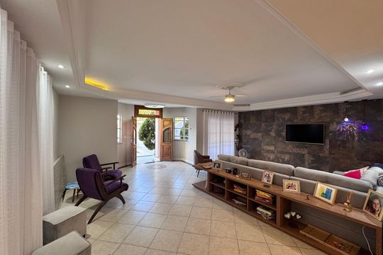 Sala de casa de condomínio à venda com 4 quartos, 310m² em Recreio dos Bandeirantes, Rio de Janeiro
