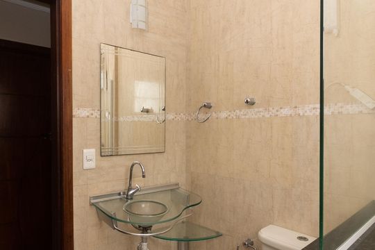 Banheiro de casa de condomínio para alugar com 2 quartos, 72m² em Cascadura, Rio de Janeiro