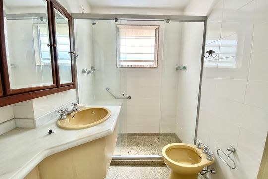 Banheiro da suíte de apartamento à venda com 3 quartos, 146m² em Copacabana, Rio de Janeiro