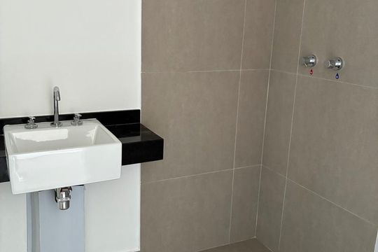 Banheiro de kitnet/studio à venda com 1 quarto, 22m² em Santo Amaro, São Paulo
