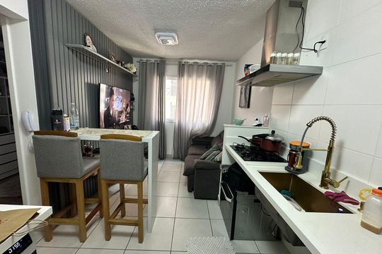 Sala e cozinha de apartamento para alugar com 2 quartos, 33m² em Vila Ema, São Paulo