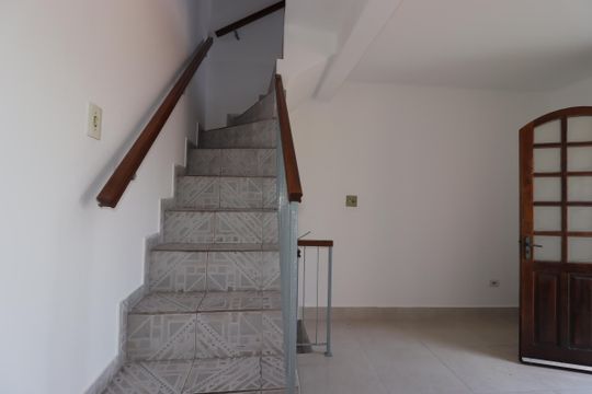 Escada para a Suíte de casa para alugar com 1 quarto, 25m² em Vila Palmares, Santo André