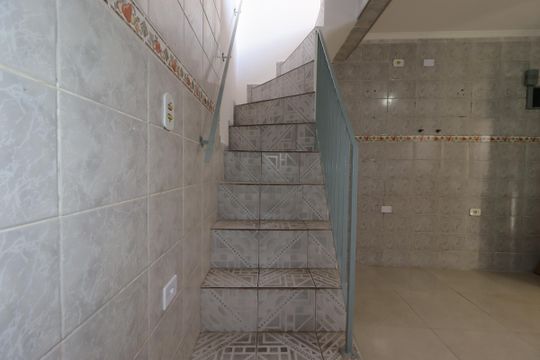 Escada para a Sala de casa para alugar com 1 quarto, 25m² em Vila Palmares, Santo André