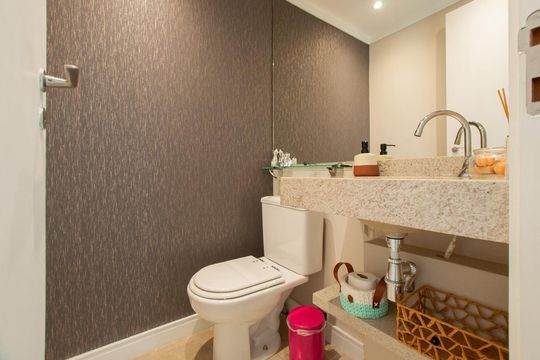 Banheiro de apartamento à venda com 3 quartos, 185m² em Vila Ipojuca, São Paulo