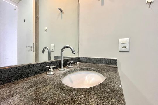 Banheiro Corredor de apartamento à venda com 2 quartos, 64m² em Vila Paulista, São Paulo