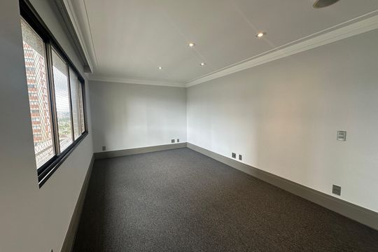Sala de TV de apartamento à venda com 3 quartos, 290m² em Alphaville, Barueri