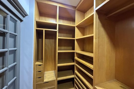 Closet da suíte 3 de apartamento à venda com 3 quartos, 290m² em Alphaville, Barueri