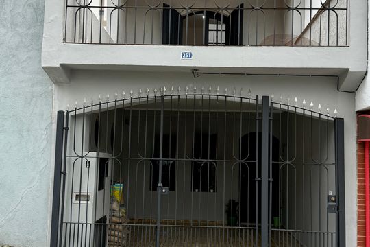 Fachada de casa à venda com 2 quartos, 130m² em Vila das Palmeiras, Guarulhos