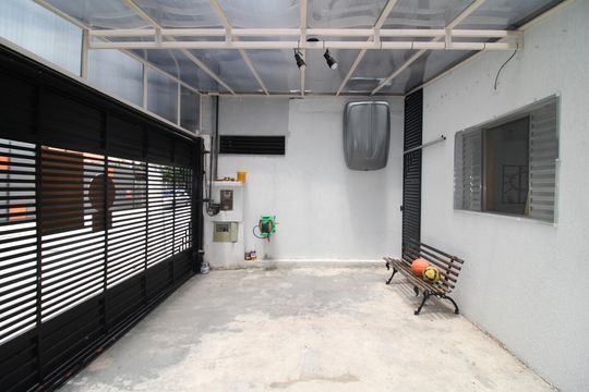 Garagem de casa à venda com 2 quartos, 80m² em Vila Vitorio Mazzei, São Paulo