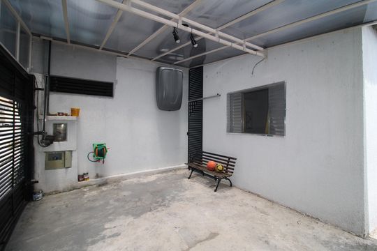 Garagem de casa à venda com 2 quartos, 80m² em Vila Vitorio Mazzei, São Paulo