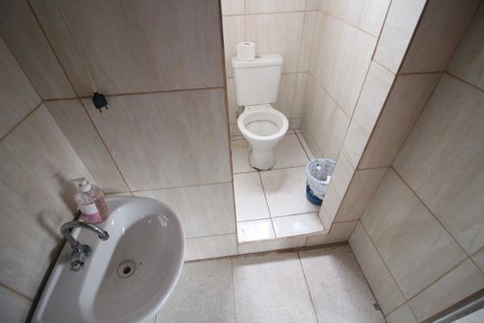 Banheiro 2 de casa à venda com 3 quartos, 390m² em Industrial, Contagem