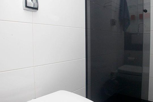Banheiro de apartamento à venda com 1 quarto, 55m² em Petrópolis, Porto Alegre