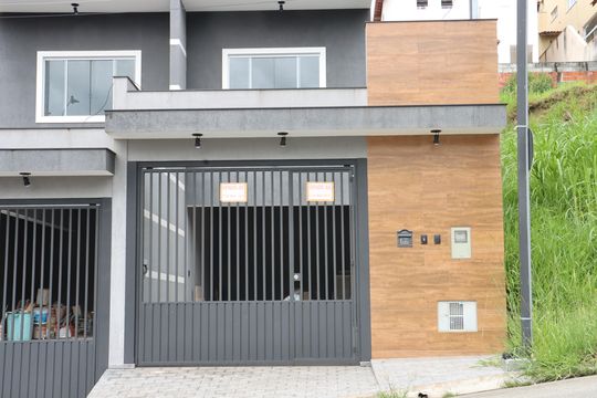 Casa de Condomínio para alugar com 3 quartos, 170m² em Jardim Rio das Pedras, Cotia