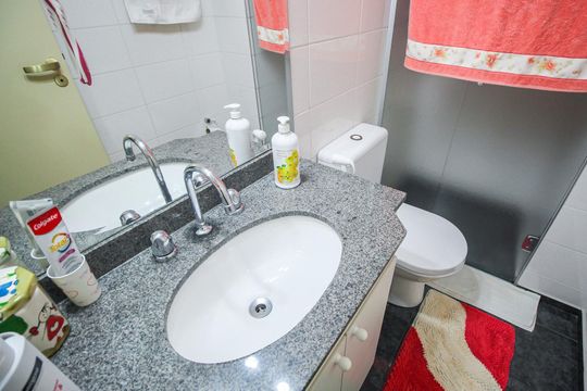 Banheiro de apartamento à venda com 3 quartos, 75m² em Vila Suzana, São Paulo