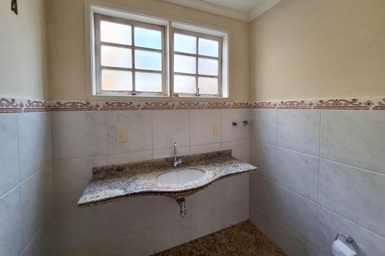 Lavabo de casa para alugar com 4 quartos, 239m² em Serra Grande, Niterói